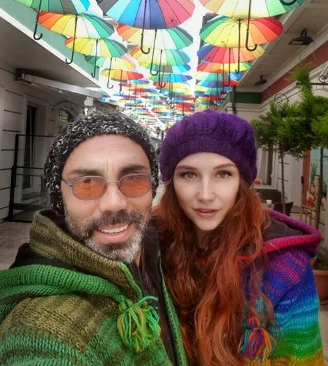 38 derece ateşi olan eşini kabul etmeyen özel hastanelere isyan eden Umut Oğuz, soluğu devlet hastanesinde aldı 38 derece ateşi olan eşini kabul etmeyen özel hastanelere isyan eden Umut Oğuz, soluğu devlet hastanesinde aldı