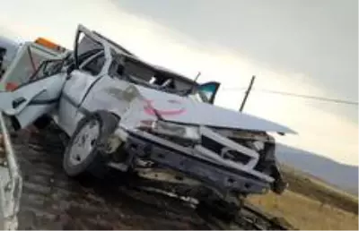 Ağabey ve kardeşin içinde bulunduğu otomobil takla attı! Hurdaya dönen araçtan sağ çıktılar