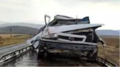 Ağabey ve kardeşin içinde bulunduğu otomobil takla attı! Hurdaya dönen araçtan sağ çıktılar