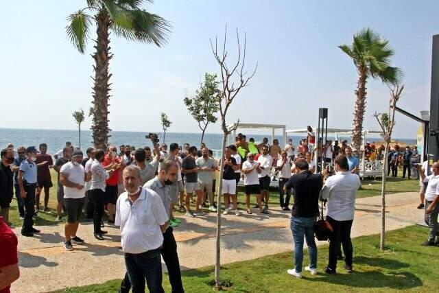 Antalya'nın dünyaca ünlü sahilinde loca gerginliği Antalya'nın dünyaca ünlü sahilinde loca gerginliği