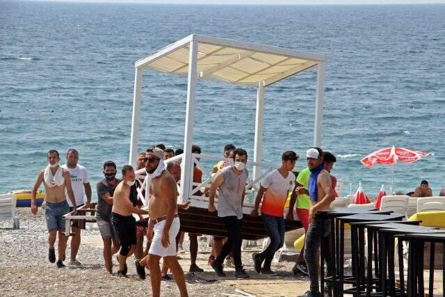Antalya'nın dünyaca ünlü sahilinde loca gerginliği Antalya'nın dünyaca ünlü sahilinde loca gerginliği