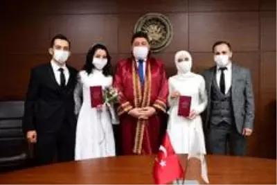 Aynı anda evlenen kardeşler, birbirlerinin şahidi oldu Aynı anda evlenen kardeşler, birbirlerinin şahidi oldu