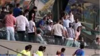 Başakşehir’in ilk golü sonrası yöneticiler tribünde birbirine girdi