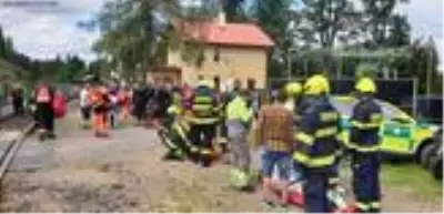 Çekya'da iki yolcu treni kafa kafaya çarpıştı: 3 ölü, 30 yaralı Çekya'da iki yolcu treni kafa kafaya çarpıştı: 3 ölü, 30 yaralı