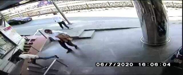 CHP İl Başkanının Taksim'de kapkaça uğradığı anlar kamerada CHP İl Başkanının Taksim'de kapkaça uğradığı anlar kamerada