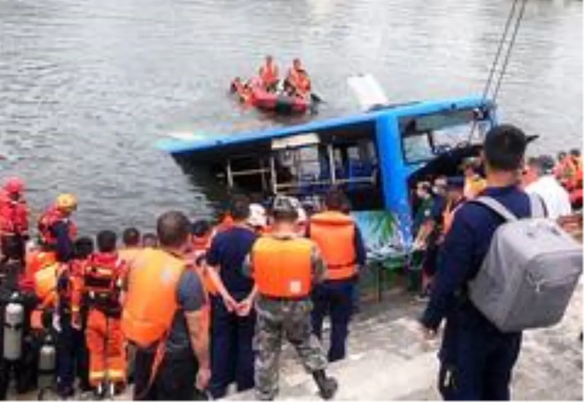 Çin'de öğrenci otobüsü gölete düştü: 21 ölü