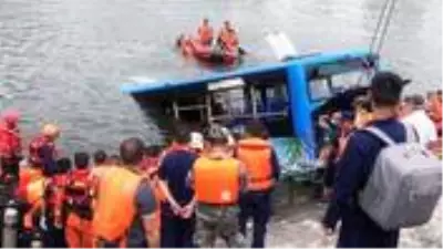 Çin’de öğrenci taşıyan otobüs su kanalına uçtu: 21 ölü, 15 yaralı