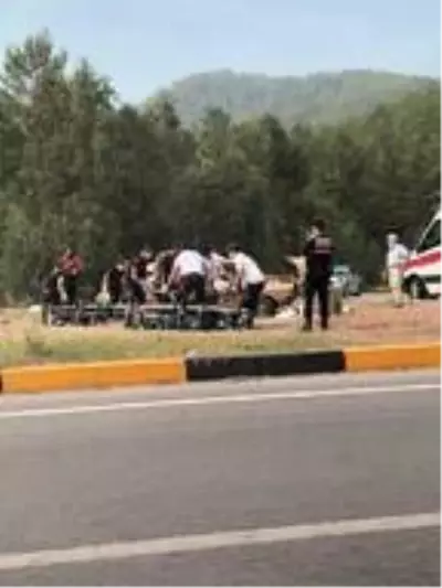 Muğla'da iki otomobil kafa kafaya çarpıştı: 2 kişi hayatını kaybetti, 1 kişi yaralandı