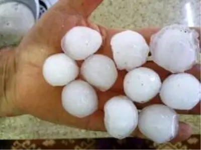 Salihli'de 30 dakika boyunca yağan yağmur ve dolu hayatı felç etti Salihli'de 30 dakika boyunca yağan yağmur ve dolu hayatı felç etti