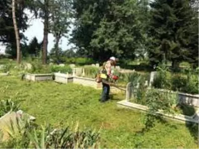 Düzce'de mezarlıklarda bayram temizliği başladı