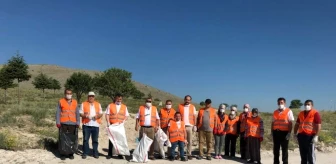 Emirdağ gönüllüleri çevre temizliği yapıyor