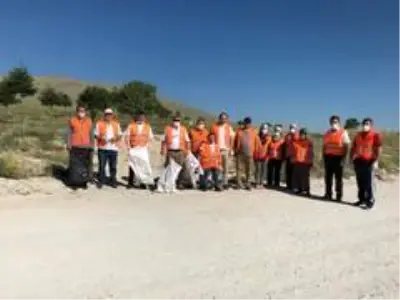 Emirdağ gönüllüleri çevre temizliği yapıyor Emirdağ gönüllüleri çevre temizliği yapıyor
