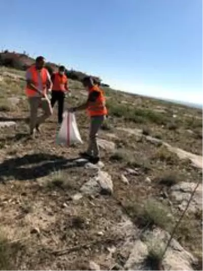 Emirdağ gönüllüleri çevre temizliği yapıyor Emirdağ gönüllüleri çevre temizliği yapıyor