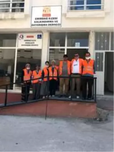 Emirdağ gönüllüleri çevre temizliği yapıyor Emirdağ gönüllüleri çevre temizliği yapıyor