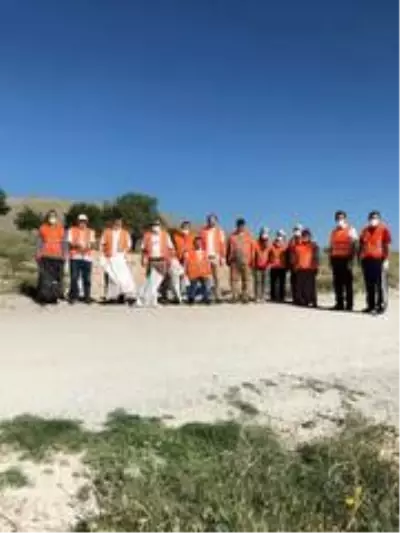 Emirdağ gönüllüleri çevre temizliği yapıyor Emirdağ gönüllüleri çevre temizliği yapıyor