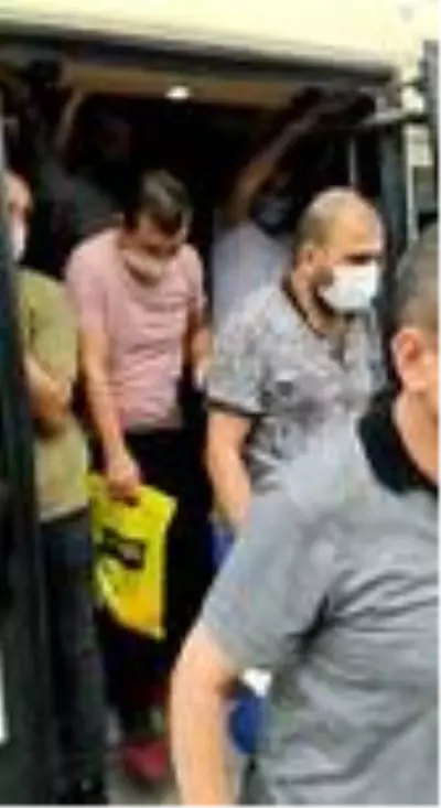 Esenyurt'ta 14 kişilik bir minibüsten 42 kişi çıktı