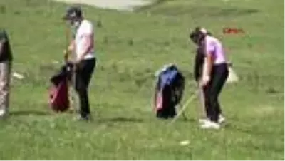 Golfçüler yeşil çayırlara döndü