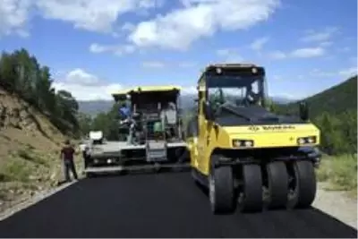 Gümüşhane köy yollarında 3 koldan asfalt çalışması yapılıyor