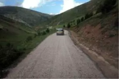 Gümüşhane köy yollarında 3 koldan asfalt çalışması yapılıyor