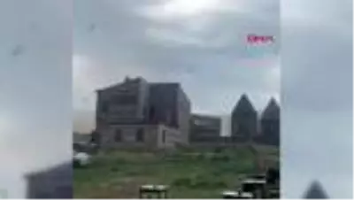 Güvercinleri ile hortumun içinde kaldı