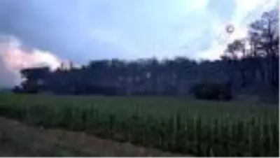 Havanın aydınlanmasıyla bir helikopter indi bir helikopter kalktı Havanın aydınlanmasıyla bir helikopter indi bir helikopter kalktı