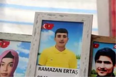 HDP önündeki evlat nöbetinde bir aile daha çocuğuna kavuştu