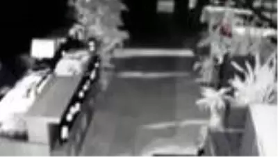 İş yerinin kasasından 20 bin TL çalındığı anlar kamerada