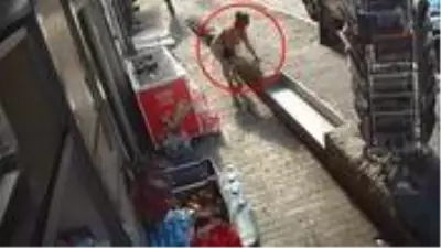 İstanbul'un göbeğinde bir kadının sevgilisi tarafından silahla yaralandığı anlar kamerada İstanbul'un göbeğinde bir kadının sevgilisi tarafından silahla yaralandığı anlar kamerada