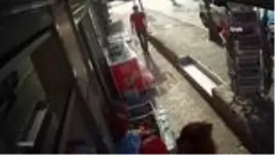 İstanbul'un göbeğinde kadına silahlı saldırı dehşeti kamerada İstanbul'un göbeğinde kadına silahlı saldırı dehşeti kamerada