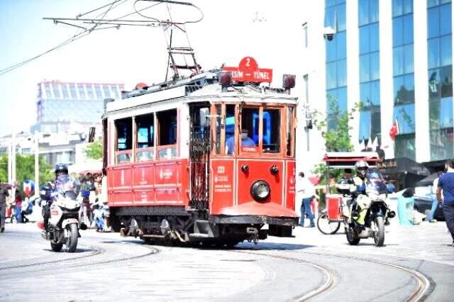 İstanbul'un trafiğinde acil hastalara ulaşmak için ambulans motosikletler devrede İstanbul'un trafiğinde acil hastalara ulaşmak için ambulans motosikletler devrede