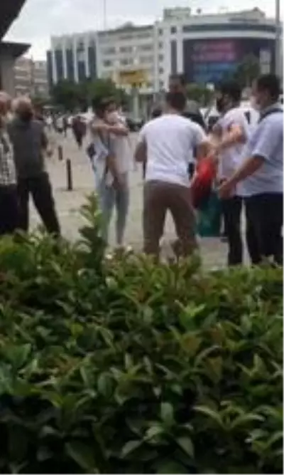 Kadıköy'de yolda yürüyen kadına laf atan şahıs, meydan ...