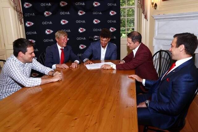 Kansas City Chiefs ile 503 milyon dolarlık sözleşme imzalayan Patrick Mahomes, tarihin en çok kazanan sporcusu oldu