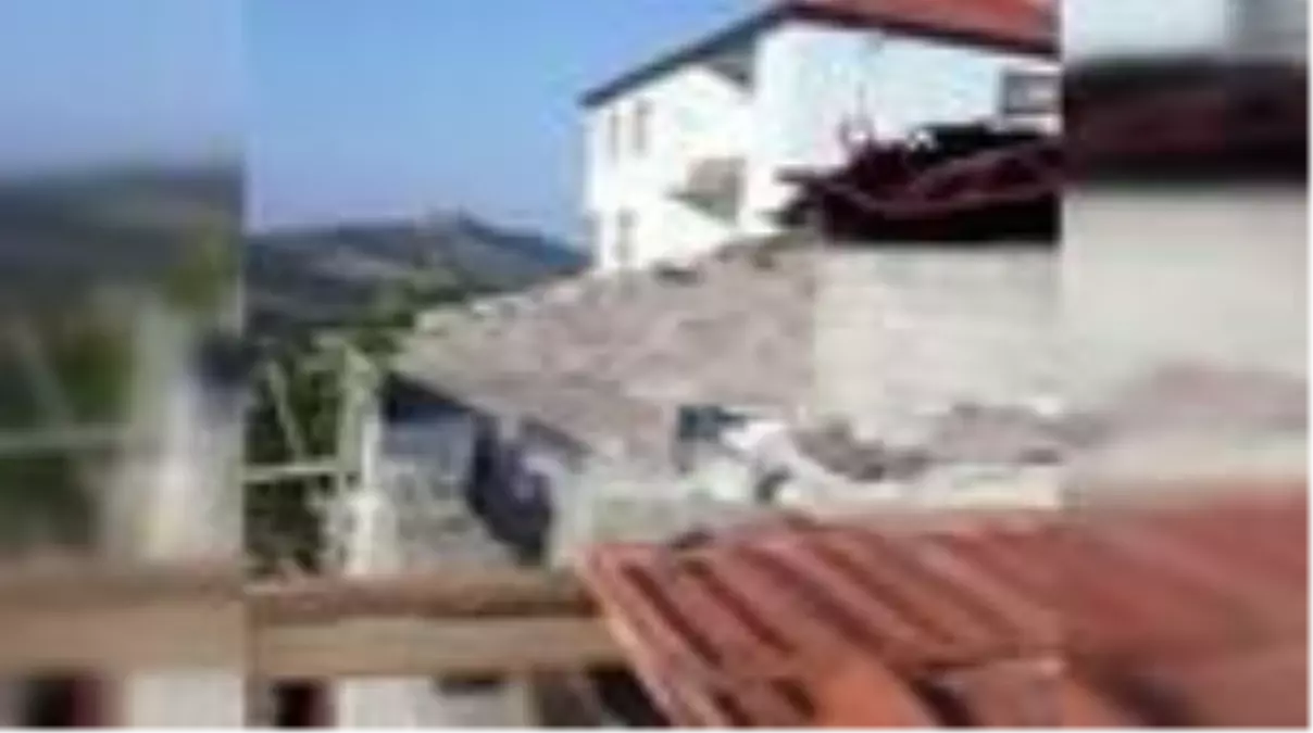 Kuvvetli rüzgar Kula'da bir evin çatısını uçurdu, duvarlarını yıktı