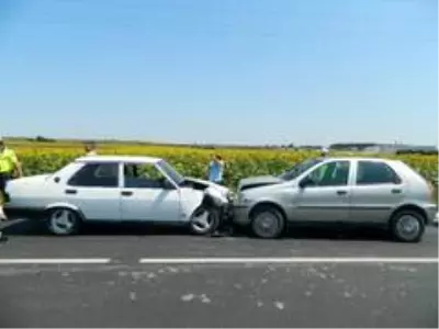 Lüleburgaz'da iki otomobil çarpıştı: 3 yaralı