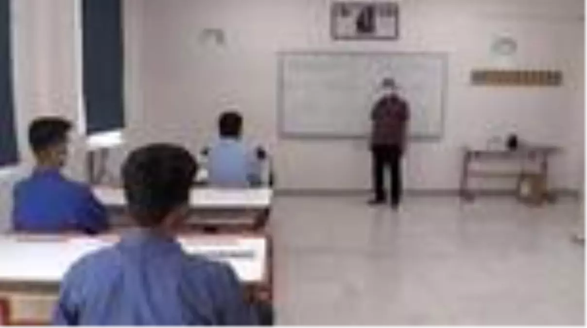 Meslek lisesi öğretmenlerinin ürettiği 'temassız' el dezenfektan cihazına yoğun ilgi