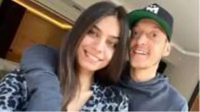 Mesut Özil eşi Amine Gülşe'nin isteğiyle Çeşme'deki ultra lüks villasını yeniledi Mesut Özil eşi Amine Gülşe'nin isteğiyle Çeşme'deki ultra lüks villasını yeniledi