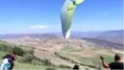 Milli yamaç paraşütçüsü 8 saat 15 dakika havada kalarak rekor kırdı Milli yamaç paraşütçüsü 8 saat 15 dakika havada kalarak rekor kırdı