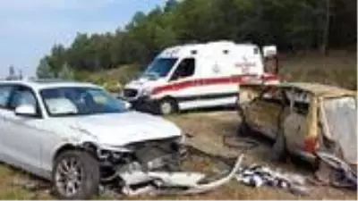 Muğla’da iki otomobil kafa kafaya çarpıştı: 2 kişi hayatını kaybetti, 1 kişi yaralandı