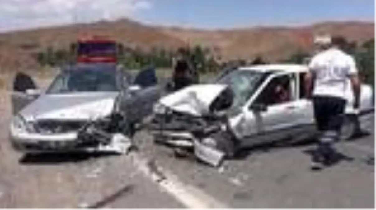 Otomobiller kafa kafaya çarpıştı: 2 yaralı