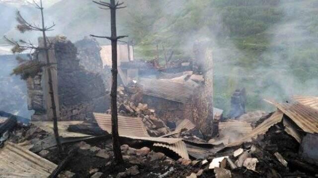 Son Dakika: Artvin Sahlepçiler köyünde çıkan yangında köy evleri yanıyor Son Dakika: Artvin Sahlepçiler köyünde çıkan yangında köy evleri yanıyor