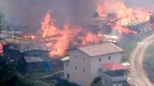Son Dakika: Artvin Sahlepçiler köyünde çıkan yangında köy evleri yanıyor Son Dakika: Artvin Sahlepçiler köyünde çıkan yangında köy evleri yanıyor