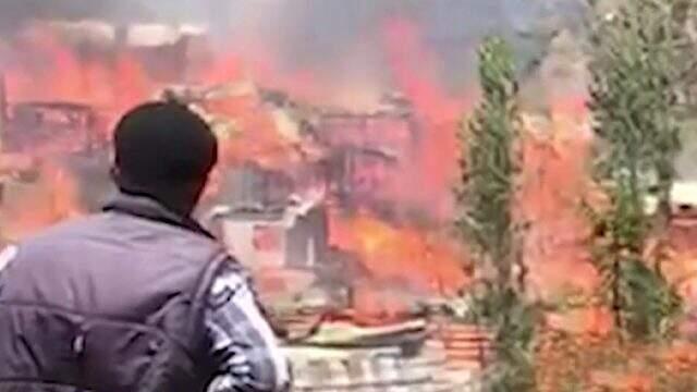 Son Dakika: Artvin Sahlepçiler mahallesinde çıkan yangında köy evleri yanıyor Son Dakika: Artvin Sahlepçiler mahallesinde çıkan yangında köy evleri yanıyor