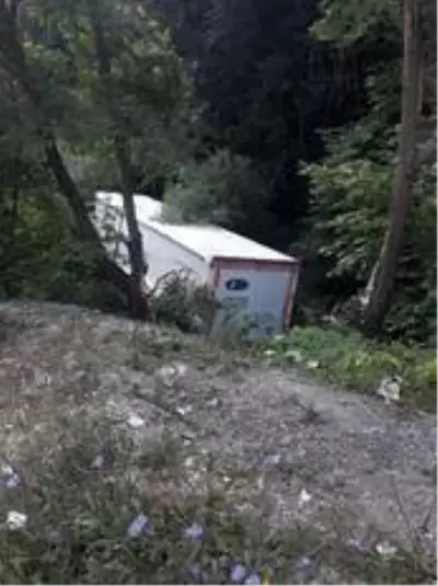 Tır dereye uçtu: 1 yaralı