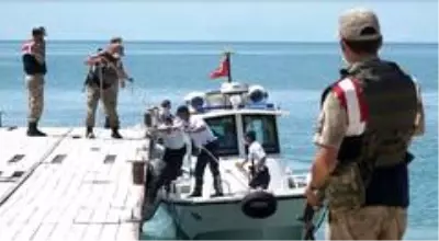 Van Gölü'nde batan tekneyi arama çalışmaları devam ediyor Van Gölü'nde batan tekneyi arama çalışmaları devam ediyor