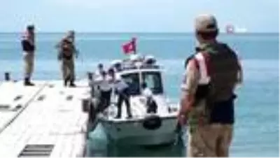 Van Gölü'nde batan tekneyi arama çalışmaları devam ediyor Van Gölü'nde batan tekneyi arama çalışmaları devam ediyor