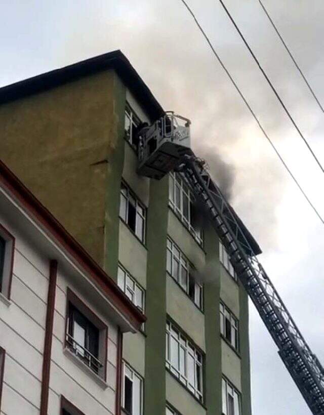 Yangın çıkan binada mahsur kalan anne ve 2 çocuğunu itfaiye ekipleri kurtardı