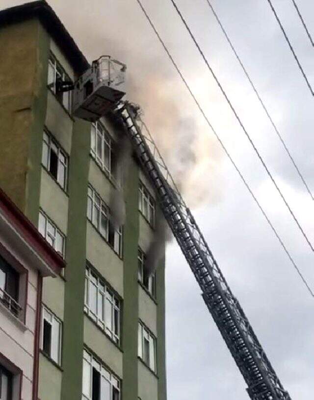 Yangın çıkan binada mahsur kalan anne ve 2 çocuğunu itfaiye ekipleri kurtardı