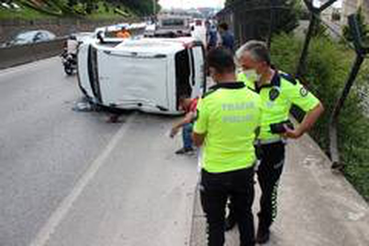 Yoldan çıkan hafif ticari araç yan yattı: 1 yaralı