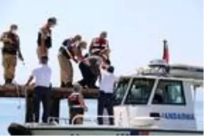 Yüzerek kurtulan Medeni Akbaş, keşif için Van Gölü'ne getirildi Yüzerek kurtulan Medeni Akbaş, keşif için Van Gölü'ne getirildi