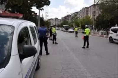 Afyonkarahisar'da polis sokakta 'Korona' denetimi yaptı Afyonkarahisar'da polis sokakta 'Korona' denetimi yaptı